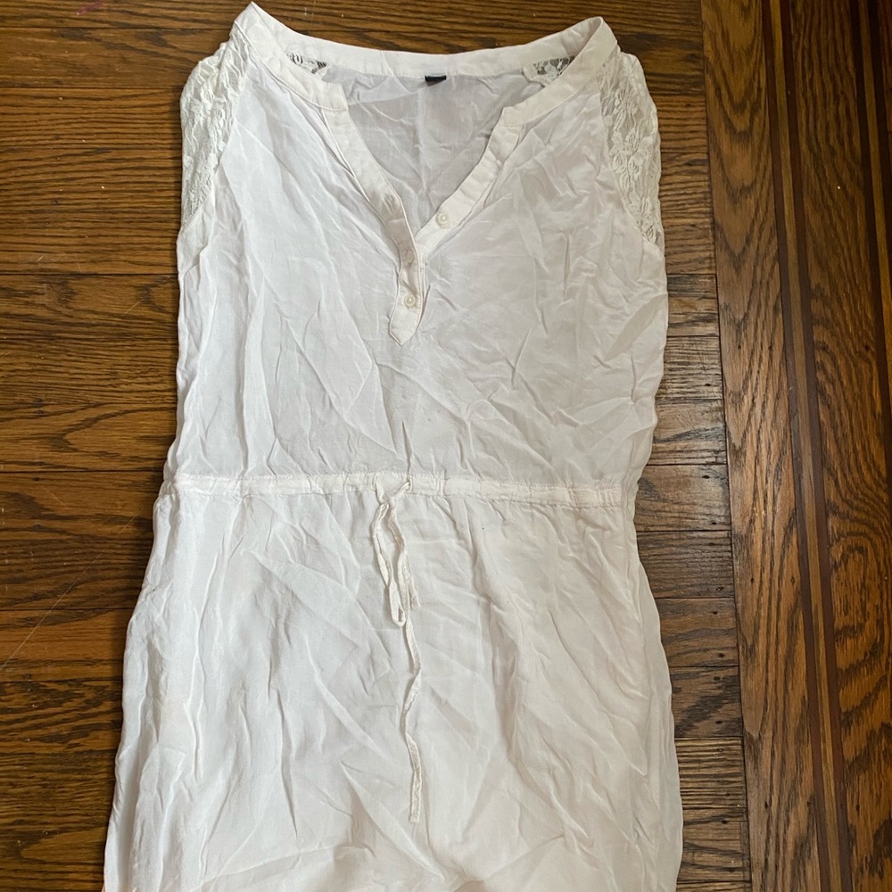 White buttoned dress with lace sleeves